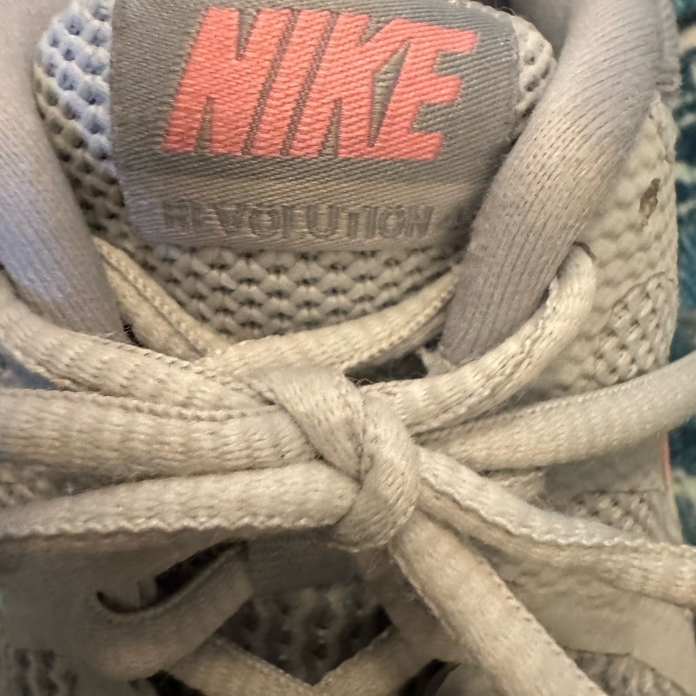 Nike Revolution Pure Platinum Tennis Shoes in Grey/Pink Women’s Size 8 - Picture 7 of 8